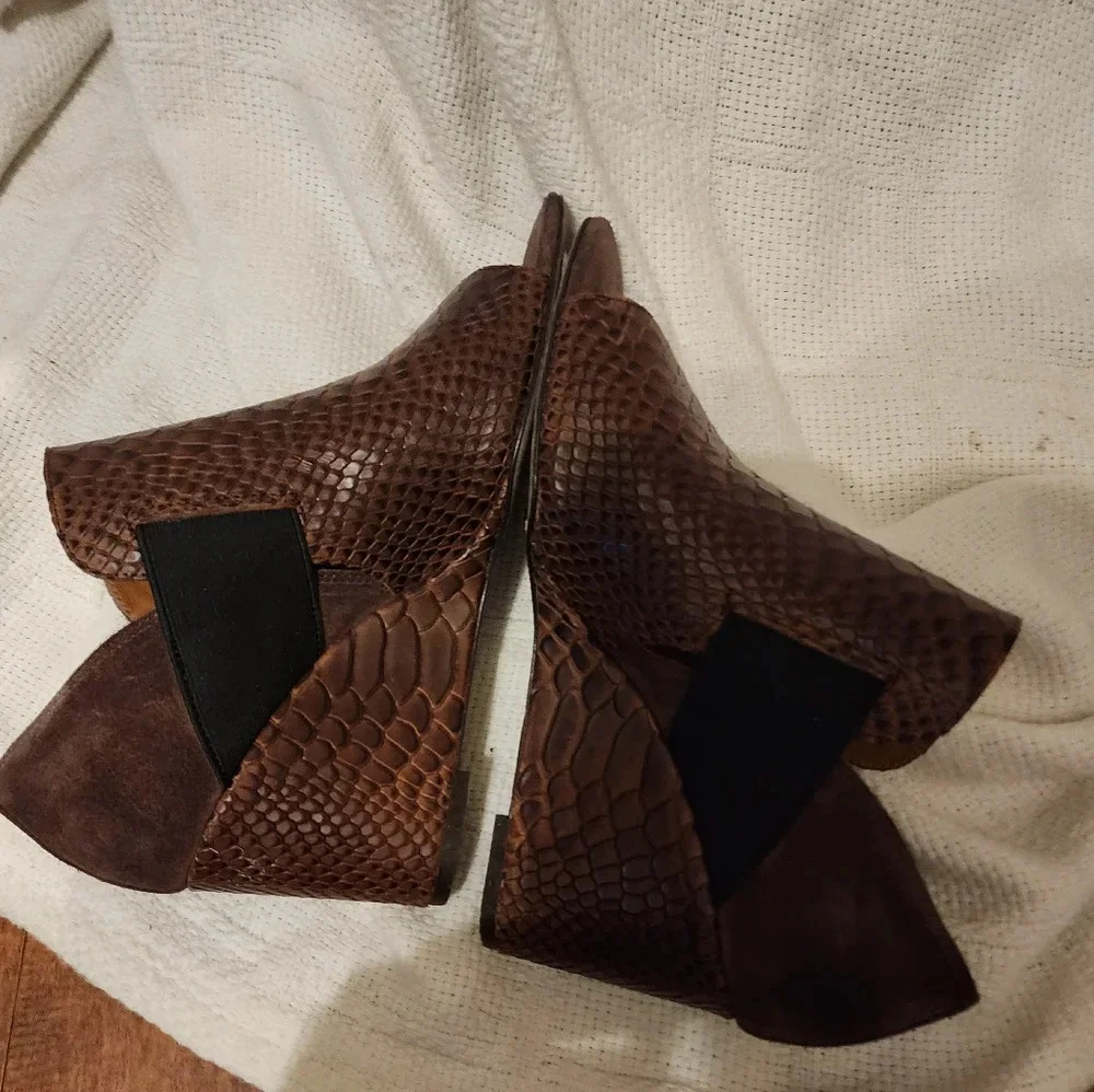 Donald Pliner Lizzie Snake heels.8.5‎